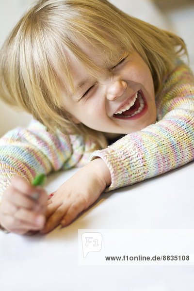 Porträt eines lachenden kleinen Mädchens