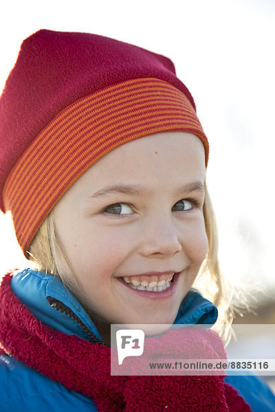 Porträt eines lächelnden kleinen Mädchens mit Mütze