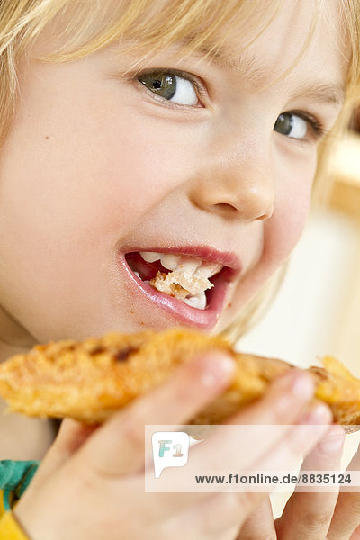 Porträt eines kleinen Mädchens beim Essen