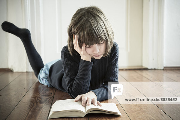 Porträt des lesenden Mädchens