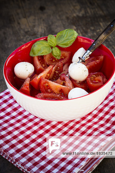 Mini-Mozzarella mit Tomaten und Basilikum