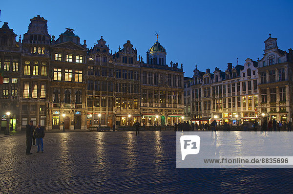 Belgien  Brüssel  Grand-Place  Historische Häuser am Marktplatz am Abend