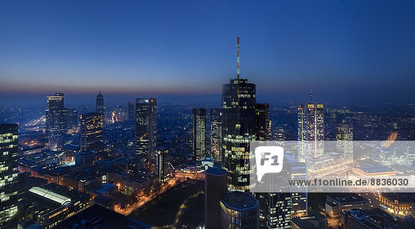 Deutschland  Hessen  Frankfurt  Stadtansicht mit Finanzviertel bei Nacht