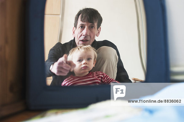 Deutschland  Vater und Sohn schauen in den Spiegel