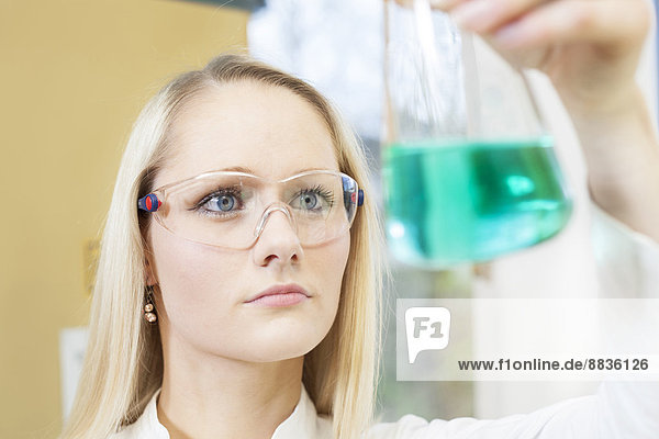 Porträt einer Wissenschaftlerin im Chemielabor