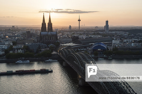 Deutschland  Nordrhein-Westfalen  Köln  Stadtansicht mit Kölner Dom und Colonius bei Abenddämmerung