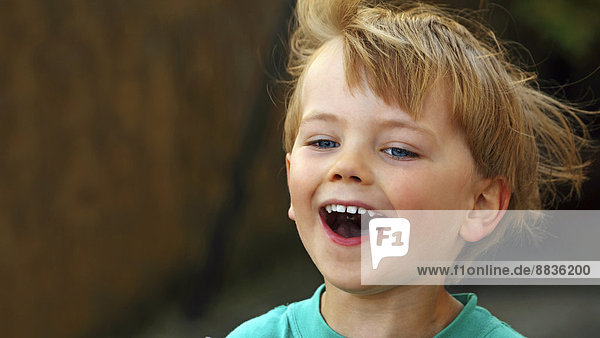 Porträt des lachenden kleinen Jungen