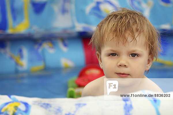 Portrait des kleinen Jungen im Pool