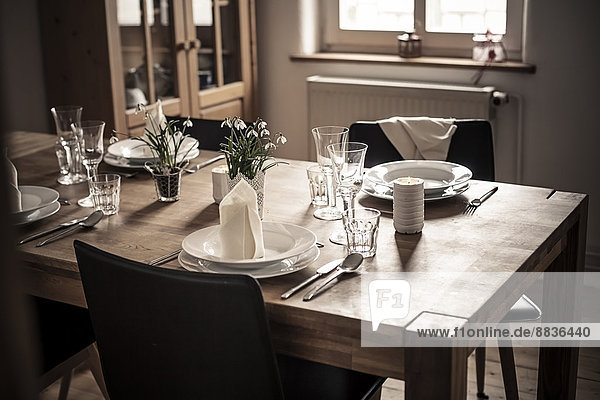 Edel gedeckter Tisch im Weinkeller mit Baguette Edel gedeckter Tisch im Weinkeller mit Baguette