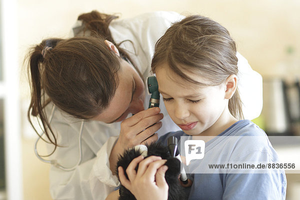 Deutschland  Mädchen beim Kinderarzt