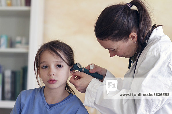 Deutschland  Mädchen beim Kinderarzt