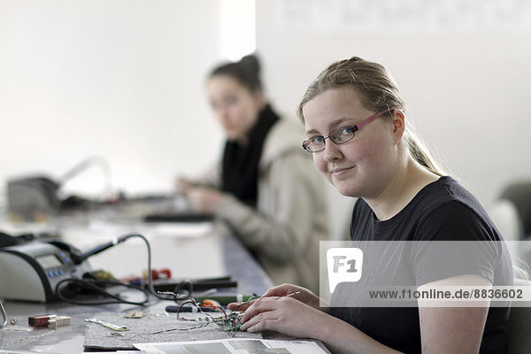 Zwei junge Frauen arbeiten in einer Elektronikwerkstatt am optischen Sensor