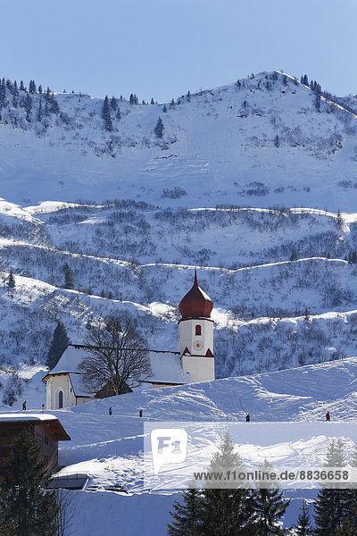 Österreich  Vorarlberg  Bregenzerwald  St. Nikolauskirche im Winter