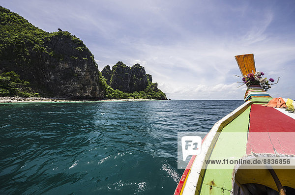 Thailand  Koh Phi Phi Phi Don  Bootsfahrt zu einer Insel