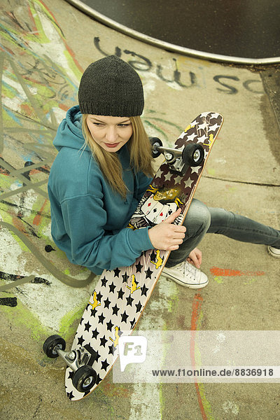 Junge Frau im Skatepark