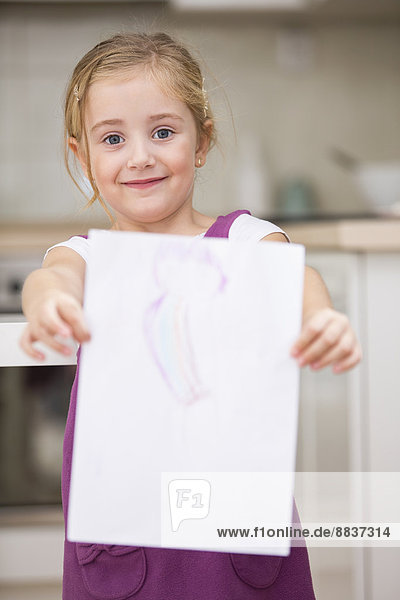 Kleines Mädchen zeigt ihre Zeichnung