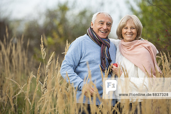 Porträt eines glücklichen älteren Paares beim Spaziergang