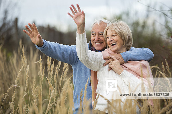 Porträt eines glücklichen älteren Paares beim Spazierengehen und Begrüßen