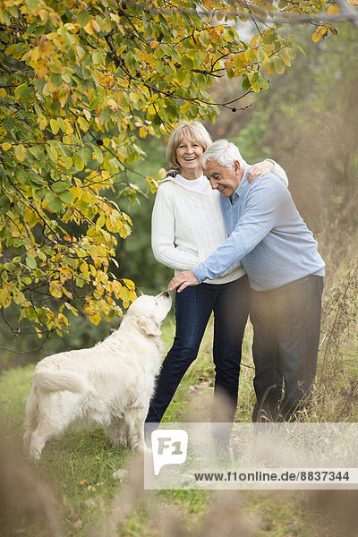 Porträt eines glücklichen älteren Paares mit Hund
