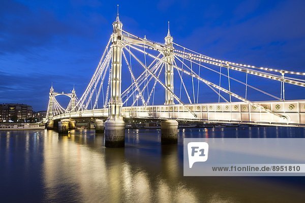 Albert-Brücke und Themse in der Nacht  Chelsea  London  England  Großbritannien  Europa