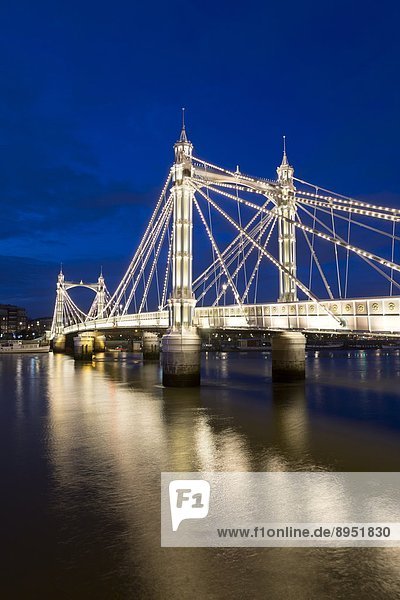 Albert-Brücke und Themse in der Nacht  Chelsea  London  England  Großbritannien  Europa