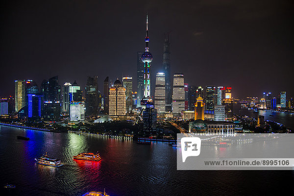 Pudong am Huangpo Fluss mit Oriental Pearl Tower  Shanghai  China