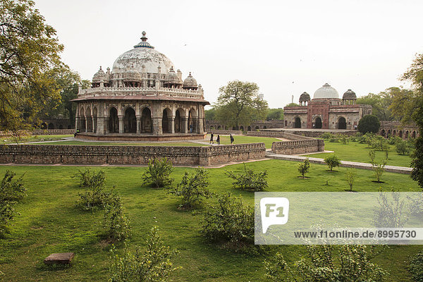 Humayun-Mausoleum  Grabmal von Isa Khan Niazi  hinten rechts die dazugehörige Moschee  UNESCO-Weltkulturerbe  Neu-Delhi  Delhi  Indien