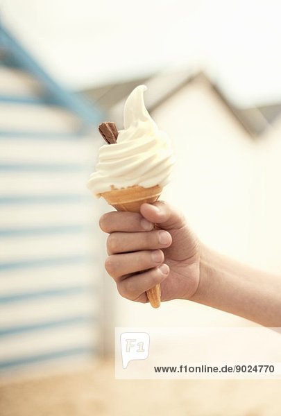 Jungen Hand halten Eistüte