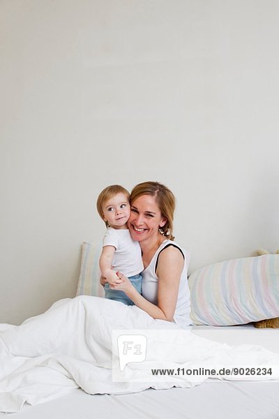 Porträt der mittleren erwachsenen Frau und ihres einjährigen Mädchens