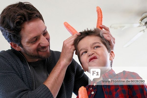 Vater und Sohn mit Karottenhörnern