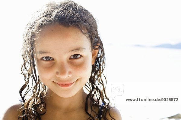 Porträt eines Mädchens mit nassen Haaren