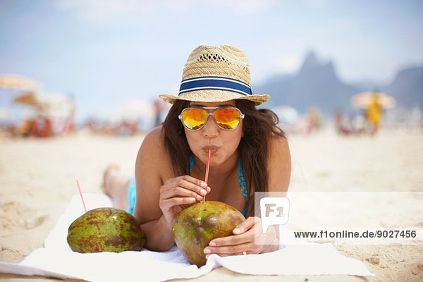 Porträt einer reifen Frau  die aus Kokosnuss trinkt  Strand von Ipanema  Rio De Janeiro  Brasilien