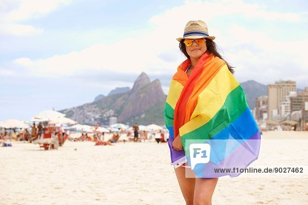 Porträt einer reifen Frau in bunter Flagge  Strand von Ipanema  Rio De Janeiro  Brasilien