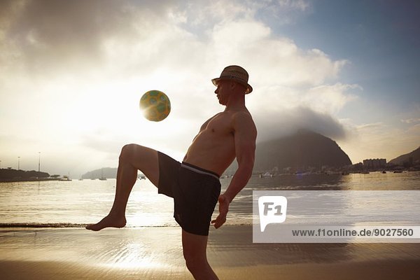 Mittlerer Erwachsener Mann spielt keepy uppy am Botafogo Strand  Rio De Janeiro  Brasilien