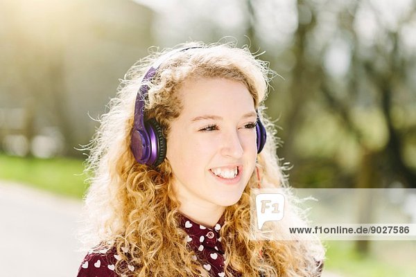 Porträt eines jungen Mädchens  das Kopfhörer hört