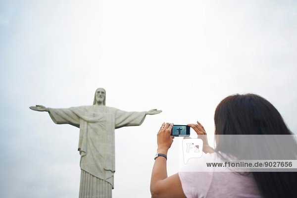 Reife Frau fotografiert Christus den Erlöser  Rio De Janeiro  Brasilien