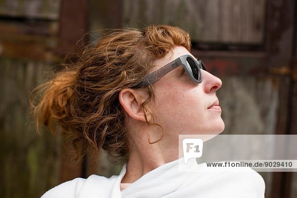 Porträt einer Frau mit Sonnenbrille