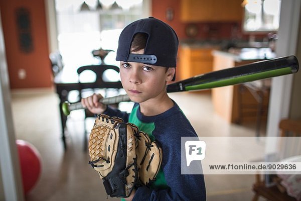 Portrait des Jungen Baseballspielers mit Haltung