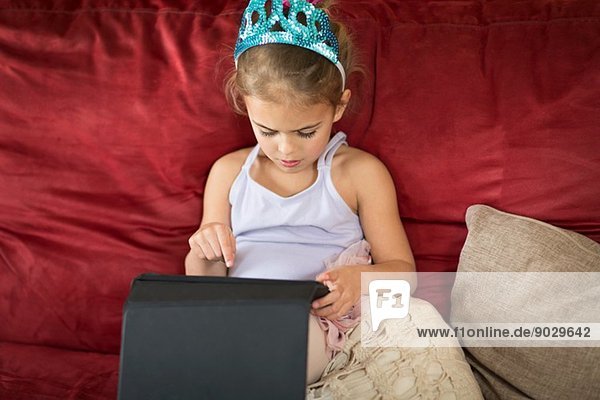 Junges Mädchen mit Touchscreen auf digitalem Tablett
