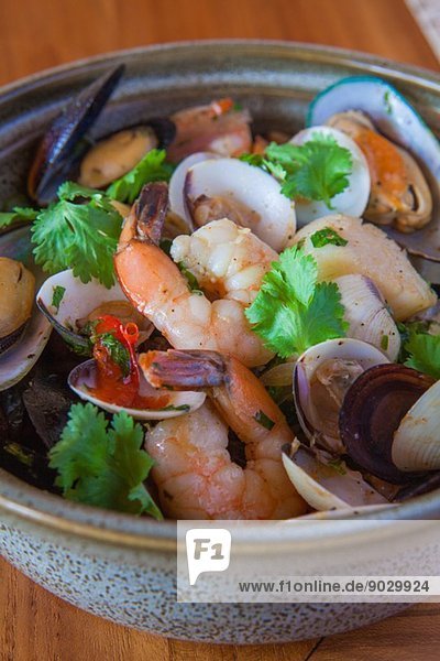 Arubanisches Essen  Schale mit Garnelen und Schalentieren mit Beilage