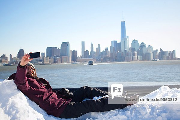 Vereinigte Staaten von Amerika  USA  Mann  New York City  fotografieren  Mittelpunkt  Einsamkeit  Erwachsener  Manhattan  Smartphone