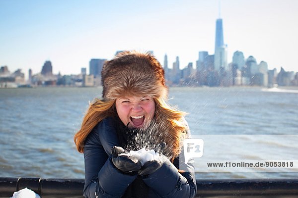 Vereinigte Staaten von Amerika  USA  Frau  New York City  werfen  Hintergrund  Mittelpunkt  Erwachsener  Manhattan  Schnee