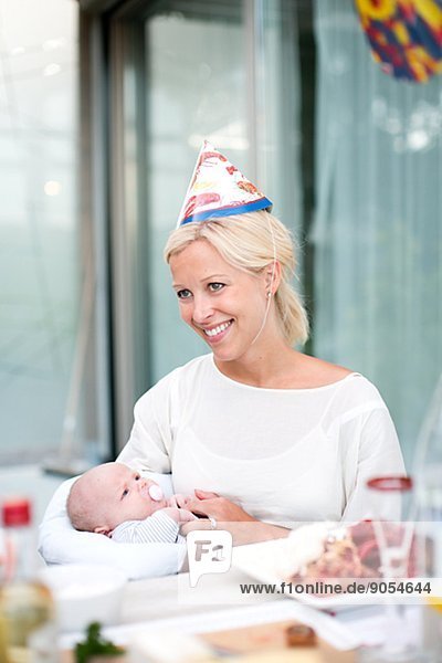 Stockholm  Hauptstadt  Frau  lächeln  Party  Baby  Flußkrebs  Schweden