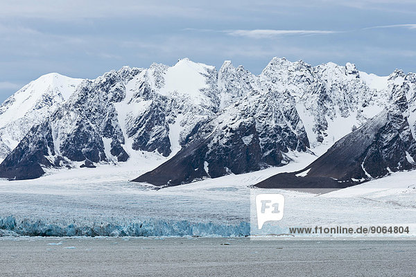 Berge und Gletscher  Monacobreen  Liefdefjorden  Insel Spitzbergen  Inselgruppe Spitzbergen  Svalbard und Jan Mayen  Norwegen