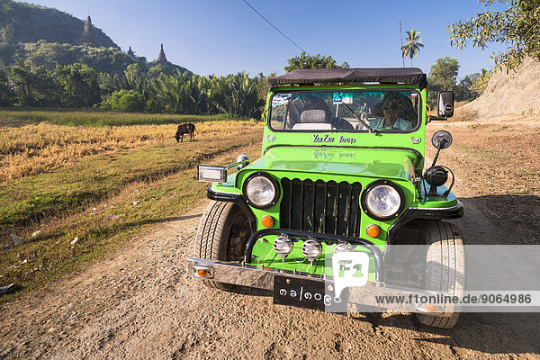 Geländewagen  Jeep auf der Schotterpiste  Mrauk U  Sittwe-Division  Rakhaing Staat  Myanmar