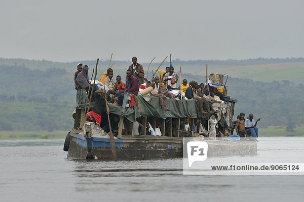 Überfülltes Schiff auf dem Kongo-Fluss  bei Tshumbiri  Provinz Bandundu  Demokratische Republik Kongo