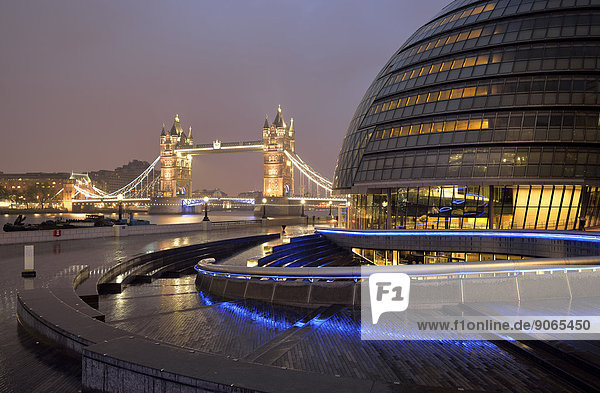 Das von Norman Foster entworfene Rathaus  City Hall  dahinter Tower Bridge  Dämmerung  London  England  Großbritannien