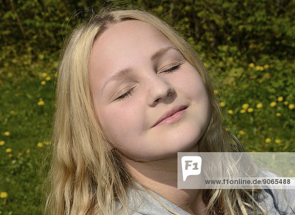 Teenager-Mädchen  15 Jahre  genießt den Sonnenschein  Schweden