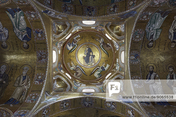 Kuppel mit byzantinischen Mosaiken  Christus Pantokrator  Erzengeln und Propheten  La Martorana  Kirche aus der Normannenzeit  Palermo  Sizilien  Italien