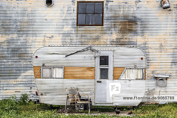Heruntergekommener Wellblech-Wohnwagen vor Wellblech-Wand  davor verrosteter Stuhl  Clarksdale  Mississippi  USA